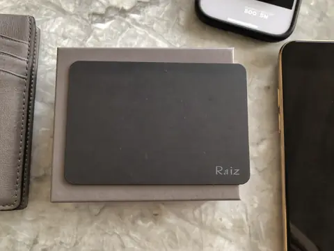 La carte Raiz Telecom posée sur sa boîte