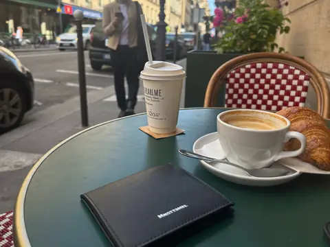 Un portefeuille oublié sur la table d'un café