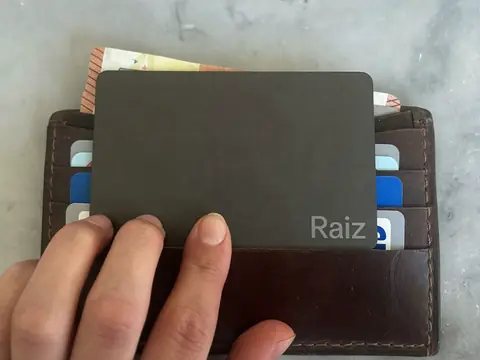 La carte Raiz Telecom glissée dans la fente d'un portefeuille