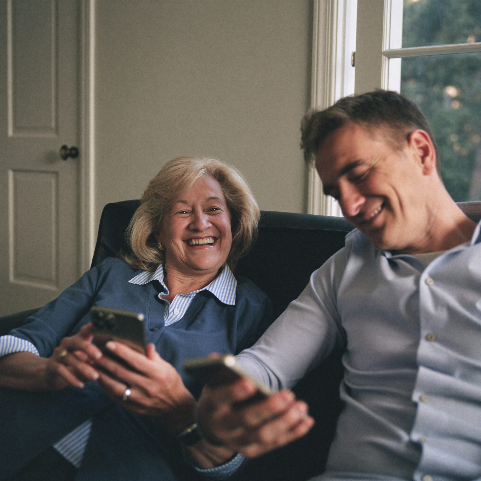 Un couple de la cinquantaine découvre ensemble les fonctions de leur smartphone