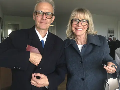 Un couple prêt à sortir range un portefeuille