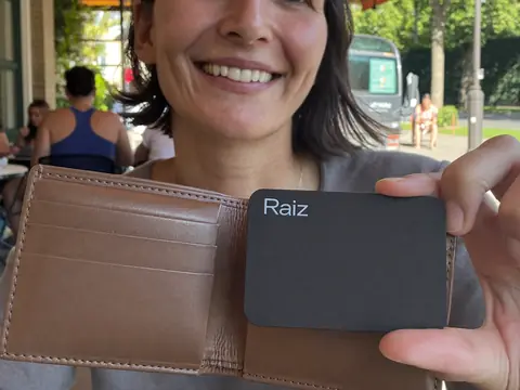 Une personne montre la carte Raiz Telecom sortie de son portefeuille, à Argenteuil